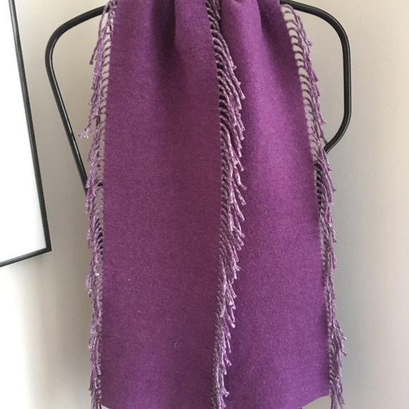 'L' Famous Cashmere Scarf - Picture 2 of 3